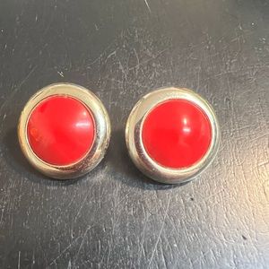 ONE PRE-OWNED 1” PAIR OF GOLDTONE AND RED CLIP ON BUTTON STYLE EARRINGS CTM1